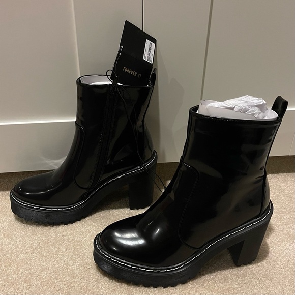 🏷️NWT🏷️ Forever 21 Faux Leather Ankle Boots - Picture 1 of 8